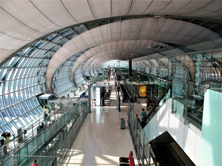 Flughafen Bangkok Suvarnabhumi innen - Wie lange fliegt man nach Thailand?