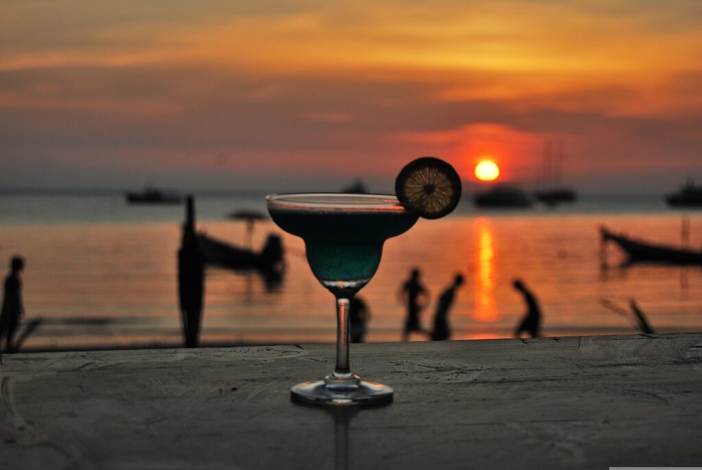 Cocktail am Strand von Haad Rin Beach auf Koh Phangan