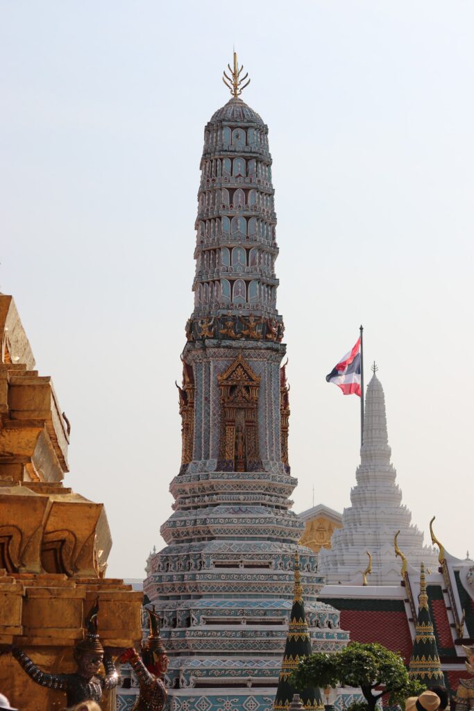 Die Flagge von Thailand in einer Tempelanlage