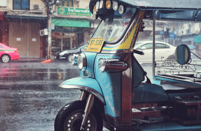 Regenzeit in Bangkok - Tuk Tuk im Regen