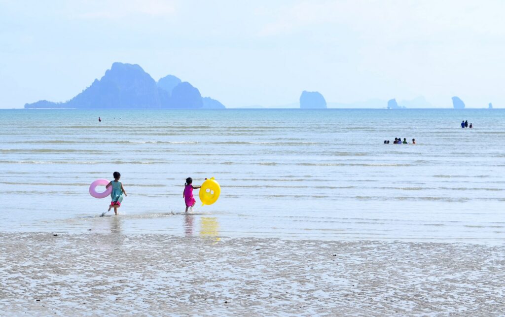 Reisen nach Thailand mit Kindern - spielende Kinder am Meer