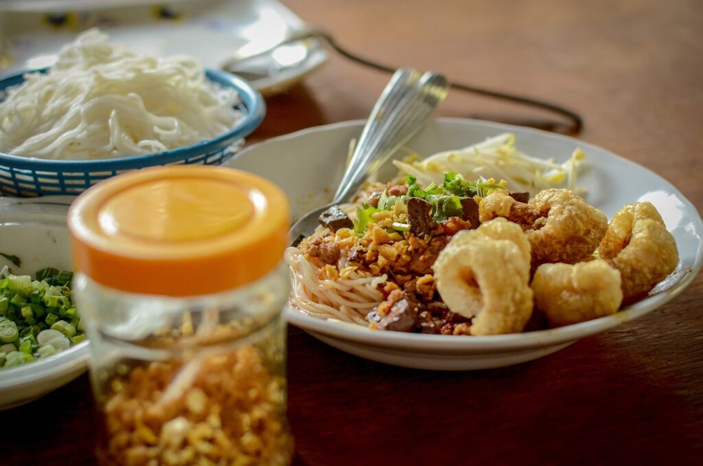 Thai Nudelgericht. Küchenutensilien für thailändische Küche.