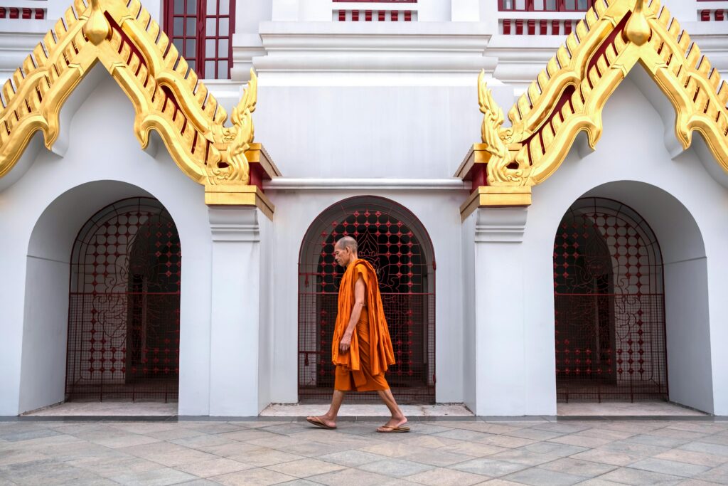 Wat Ratchanatdaram Worawihan Loha Prasat und Mönch